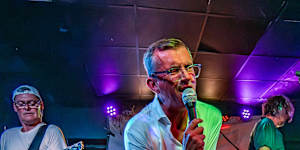 Mike Dalton in the band Bahne Super-Flex playing at the Marrickville Bowlo.