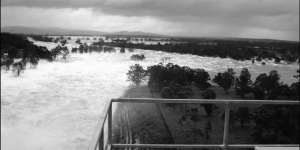 What a difference a decade makes:Wivenhoe Dam then and now