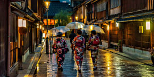 2BEEMA3 Women in traditional kimono walking in Higashi Chaya quarter by night under the rain,Kanazawa,Japan. xxAlternativeÂ Alternative Japan cover feature;Â text by BenÂ Groundwatercr:Â AlamyÂ (one time print&amp;online use,no archiving,no syndication,Â feesÂ apply)Â 