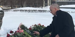 Australia’s Ambassador to Russia,John Geering,lays flowers in memory of Alexei Navalny in Moscow.