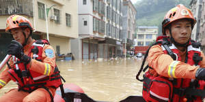Rescuers deliver food by raft to people in Lianjiangkou,Guangdong Province.