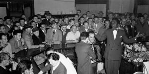 Nellie Small entertains the crowd at the Hotel Castlereagh on 20 August 1954.