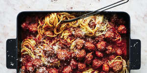 Mixed meatball spaghetti. 