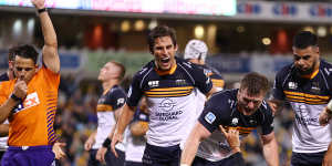 Harrison Goddard of the Brumbies scores a try. 