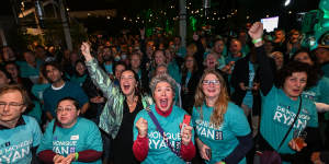 Supporters of teal independent Monique Ryan at the Auburn Hotel during the election campaign. 