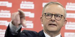 Opposition leader Anthony Albanese is working to control his media conferences on his own terms.