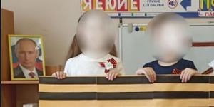 Across Russia,schools are uploading photos of children posing with Z signs to support the troops in Ukraine. 