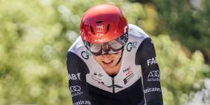 Australian Jay Vine,who won the national time trial title in January,has sustained fractures in his spine after a crash in Spain.