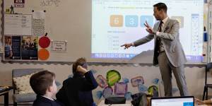 Full-time teachers work an average of 55 hours a week,much of it unpaid,a national survey has found. 