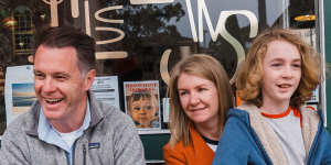 Premier-elect Chris Minns with his wife,Anna,and son at a cafe in Kogarah.
