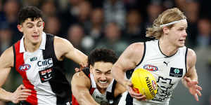 Tom De Koning breaks away from his St Kilda opponents.