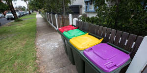 Even though most Australian households have several recycling bins,people put the wrong things in the wrong bins.