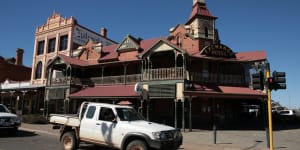 Police hunt for man wanted over suspected Kalgoorlie murder