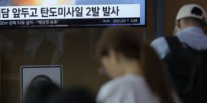 A TV screen shows a report about North Korea’s ballistic missiles at a train station in Seoul,South Korea.