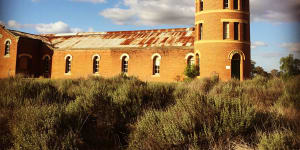 There’s a French provincial tower in rural Rutherglen,Victoria.