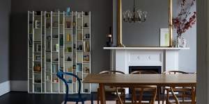 “The high ceilings in the dining room allowed it to tolerate a darker colour,so we chose Dulux ‘Champignon’ for its warmth,” say Lou. The bookshelf is by MDF Italia.