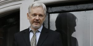 Australian diplomats visit Assange,told of'deteriorating health'