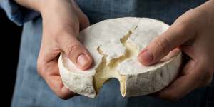 Tip:Choose a cheese closer to its best before date,when it’s likely to be at peak ripeness.