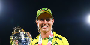 Meg Lanning with the World Cup trophy.
