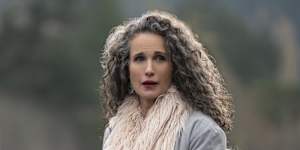 Andie MacDowell has gracefully graduated to grey hair.