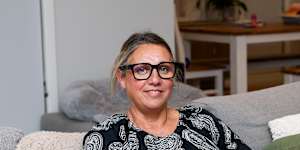 Christine Clark,a 56-year-old single mother,cannot afford to buy a house that suits her life following her divorce.