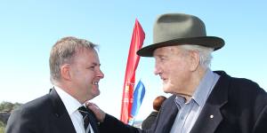 Anthony Albanese with the late Labor politician Tom Uren in the Sydney seat of Mackellar in 2010.