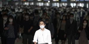 A station passageway is crowded with commuters wearing face mask during a rush hour Tuesday,May 26,2020,in Tokyo. Japanese Prime Minister Shinzo Abe lifted a coronavirus state of emergency in Tokyo and four other remaining prefectures on Monday,May 25,ending the declaration that began nearly eight weeks ago. (AP Photo/Eugene Hoshiko)