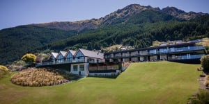 This slick 75-room establishment delivers awesome views of The Remarkables mountain range and the mighty Lake Wakatipu below it. 