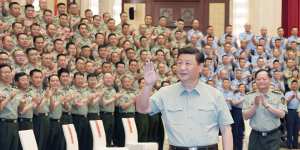 Chinese President Xi Jinping meets with military officers. 