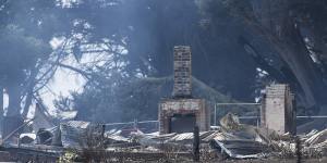 'It's taken everything it wanted':People flee as bushfire guts homes