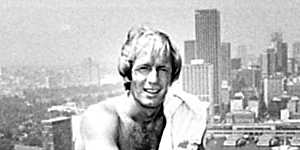 Comedian Paul Hogan returns to the Sydney Harbour Bridge in 1976 where he previously worked as a rigger SMH NEWS Picture by RUSSELL McPHEDRAN Fairfax archives Rich&Rare - Icons PLEASE NOTE,NOT TO BE USED BEFORE PUBLICATION OF THE RICH AND RARE BOOK - 2006