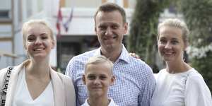 Alexei Navalny,with his wife Yulia (right),daughter Daria,and son Zakhar in Moscow in 2019.