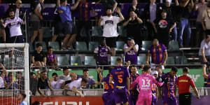Cool header in crisis:Lights out as Glory,Sydney share points