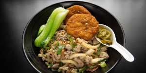 Lou shi fun - fat rice-flour noodles topped with marinated minced pork and squid cake.