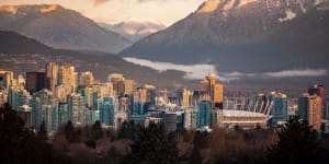 Downtown Vancouver:buzzing metropolis with a dramatic mountain backdrop.
