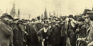 Sandford Fleming,white-bearded and top-hatted,stands behind the (similarly kitted out) Canadian Pacific Railway president Donald Smith,who is driving the final spike into the transcontinental railway in Canada in 1885.