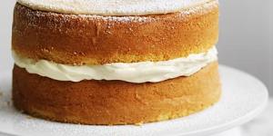 Simple coffee and cream sponge cake.