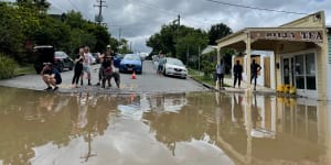 Lost in the flood:Neighbourhood networks rise after water recedes