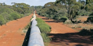 The Golden Pipeline runs 569 kilometres from Perth to Kalgoorlie.