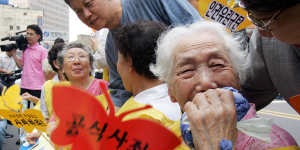 A former South Korean'comfort woman'Lee Sun-duk,right,and others who suffered indignities in WWII,at a protest in Seoul in 2007.