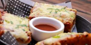 Comfort food:Garlic bread with bolognese.