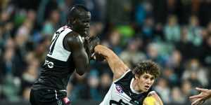 When Port’s Aliir Aliir grabbed Charlie Curnow by the arm early in Thursday night’s game,the star Carlton forward was in trouble.
