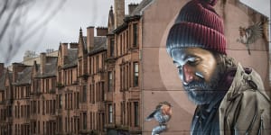 One of Glasgow's best-known murals,by street artist Smug,depicts a modern-day St Mungo which references the story of the Bird That Never Flew. 