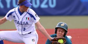 Australia win softball nailbiter against Italy to boost medal hopes