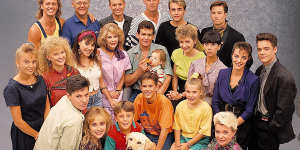 The cast of<i>Neighbours</i>in 1989,including Stefan Dennis (far right),and Guy Pearce (back right).