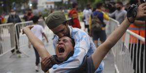 Tens of thousands line up to bid farewell to Maradona in Argentina