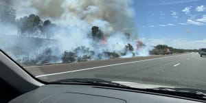 Bushfire closes Kwinana Freeway
