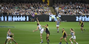 The existing rule,which also exists in the AFL and requires teams to break into six pairs of players in each zone for centre bounces,will remain.