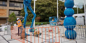 Francis Uprichard’s ‘Here Comes Everybody’,being installed in Sydney Modern’s Welcome Plaza.