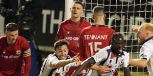 Mariners break Hume hearts with late goal to advance to FFA Cup semis